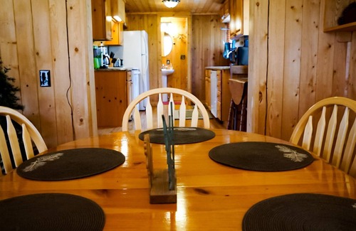 Estes Park Cabaña | Estes Park Pinecone Cottage: con 1. 8 acres y espectaculares vistas a la montaña