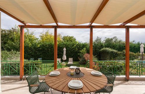 Pylos-Nestoras Apartamento | Estia Coastal Dream - Lush & Enchanting Garden Gem