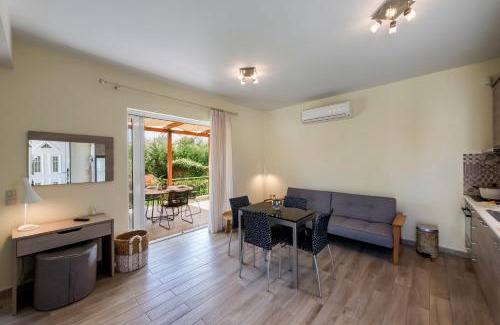 Pylos-Nestoras Apartamento | Estia Coastal Dream - Lush & Enchanting Garden Gem