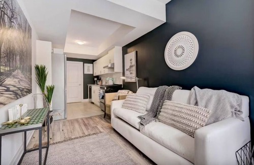 North York Casa | Etobicoke Elegance: Tech StaynSociable Living - Toronto: CRE-E at 51 Creekbank n
