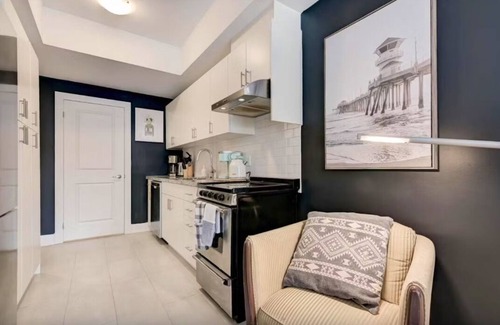 North York Casa | Etobicoke Elegance: Tech StaynSociable Living - Toronto: CRE-E at 51 Creekbank n