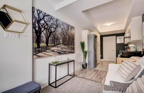 North York Casa | Etobicoke Elegance: Tech StaynSociable Living - Toronto: CRE-E at 51 Creekbank n