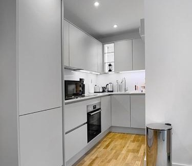 Windsor Apartamento | Eton, Windsor - 1 Bedroom Ground Floor Apartment - Parking