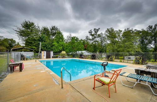 Eufaula Casa | Eufaula Retreat Community Pool and Screened Porch!