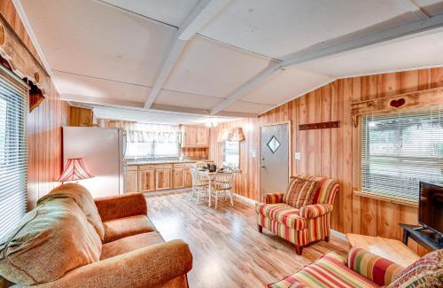 Eufaula Casa | Eufaula Retreat Community Pool and Screened Porch!