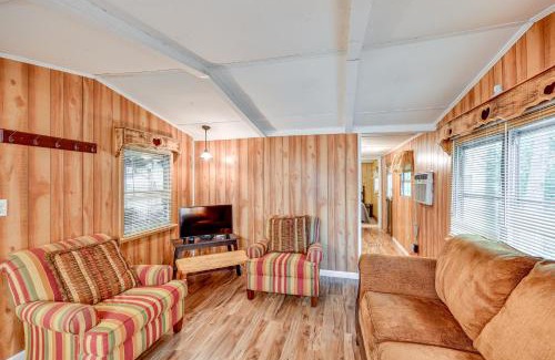 Eufaula Casa | Eufaula Retreat Community Pool and Screened Porch!