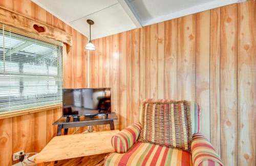Eufaula Casa | Eufaula Retreat Community Pool and Screened Porch!