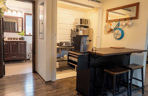 Western Casa | Eugene Getaway Cozy 2BR Suite Close to Autzen & Dining