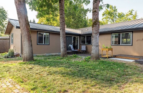 Western Casa | Eugene Getaway Cozy 2BR Suite Close to Autzen & Dining