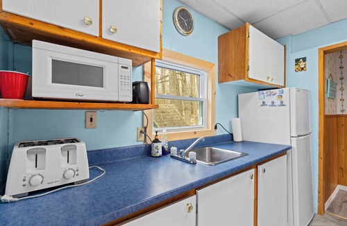 Flesherton Cabaña | Eugenia Lake Cottage. One minute walk to beach.