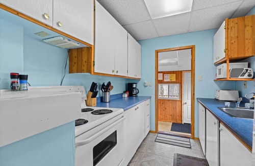Flesherton Cabaña | Eugenia Lake Cottage. One minute walk to beach.