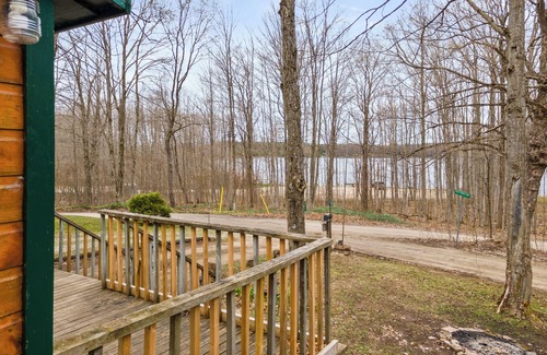 Flesherton Cabaña | Eugenia Lake Cottage. One minute walk to beach.