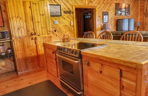 Copperhill Cabina | 2 dormitorios, 1 baño, 4 plazas, bañera de hidromasaje, vistas a la montaña, a minutos del río Ocoee