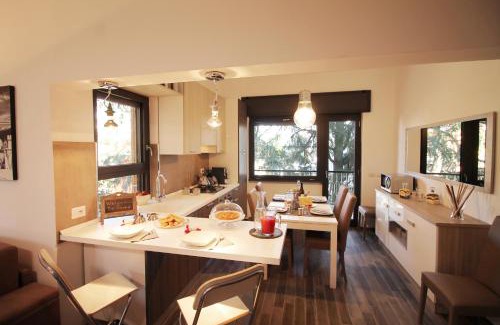 Quartiere XXXI Giuliano Dalmata Apartamento | Eur Bright Spacious Terraced Apartment with private parking only for Small Cars
