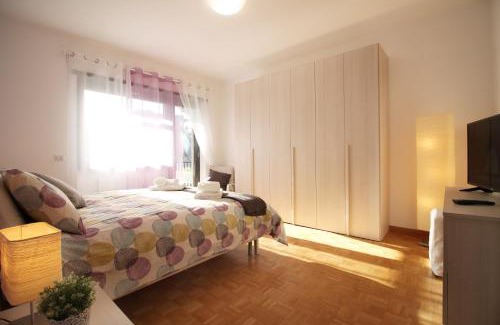 Quartiere XXXI Giuliano Dalmata Apartamento | Eur Bright Spacious Terraced Apartment with private parking only for Small Cars
