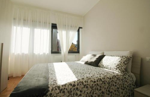 Quartiere XXXI Giuliano Dalmata Apartamento | Eur Bright Spacious Terraced Apartment with private parking only for Small Cars