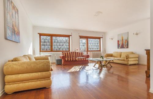 EUR Apartamento | EUR Luminous and Large Family Terrace Apartment