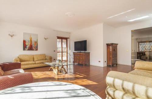 EUR Apartamento | EUR Luminous and Large Family Terrace Apartment