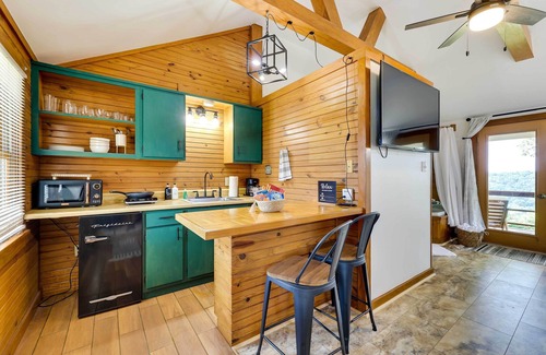 Eureka Springs Apartamento | Eureka Springs Cabin Rental ~ 5 Mi to Beaver Lake!