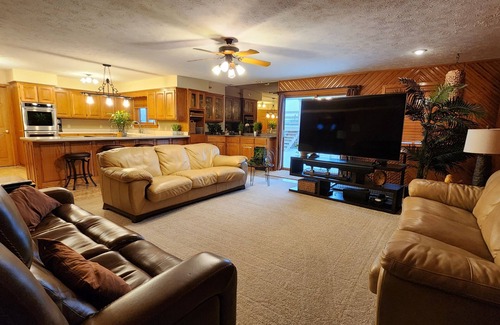 Eagle Rock Casa | Eureka Springs/Branson Zoo Safari Park House, huge pool, Sleeps 11 on 4 acres