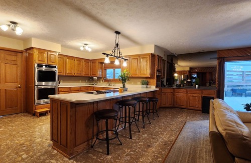 Eagle Rock Casa | Eureka Springs/Branson Zoo Safari Park House, huge pool, Sleeps 11 on 4 acres
