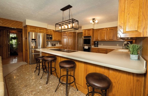 Eagle Rock Casa | Eureka Springs/Branson Zoo Safari Park House, huge pool, Sleeps 11 on 4 acres