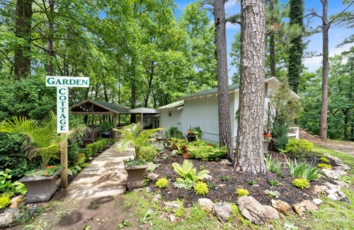 Eureka Springs Cabaña | Eureka Uptown Garden Cottage