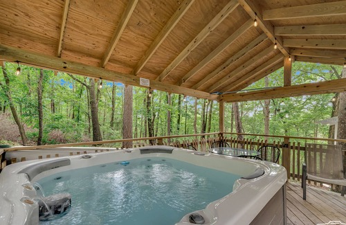 Eureka Springs Cabaña | Eureka Uptown Garden Cottage