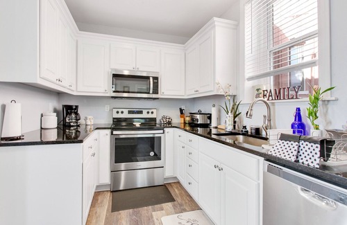 Northeast Kansas City Casa | Encanto europeo 1870'S Brick House Minutes to Downtown,