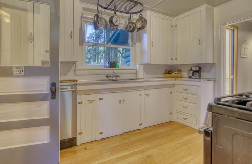 Rhododendron Cabina | AC, Huge Fenced Yard, Last Minute Deals on Aug-Sept Dates!