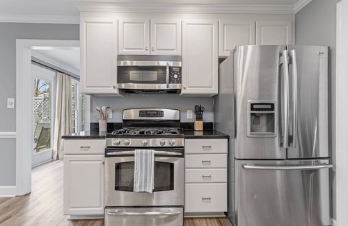 Cary Casa | EV Charger|King Bed|Pets OK|Bond Lake