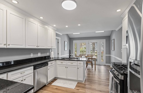 Cary Casa | EV Charger|King Bed|Pets OK|Bond Lake