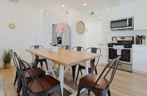 Harbor Gateway South Apartamento | EV Charger Ready Grandeur Abode 4B2.5B