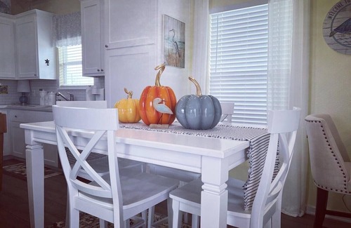 Crystal Beach Cabaña | EV charger, stylish 1bdrm beach cottage sleeps 4, quiet walk to beach