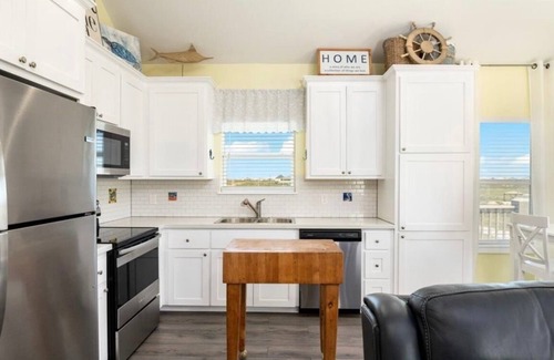 Crystal Beach Cabaña | EV charger, stylish 1bdrm beach cottage sleeps 4, quiet walk to beach