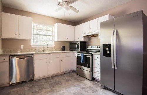New Castle Casa | EV-Friendly- 15 Mins to Downtown