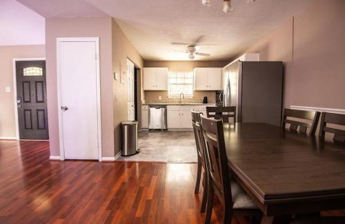 New Castle Casa | EV-Friendly- 15 Mins to Downtown