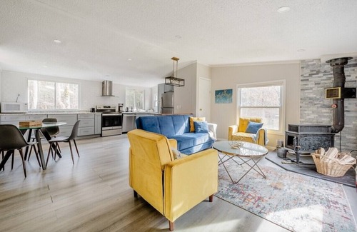 Livingston Manor Cabaña | EV Modern Cozy Waterfront Cottage with Fireplace