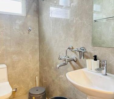 Serilingampally Apartamento | Evara Hitec Grandeur Luxury 3BHK Apt near Hitex