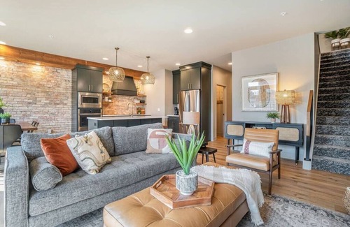 Holland Condominio | Evelyn 201 Fabulous Condo on 8th with Terrace