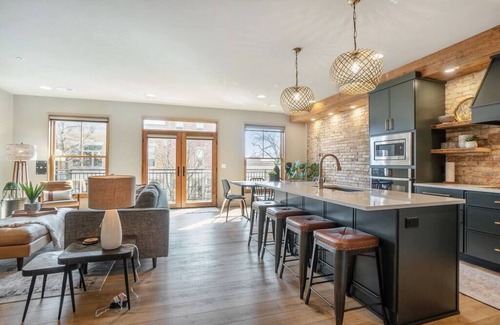 Holland Condominio | Evelyn 201 Fabulous Condo on 8th with Terrace