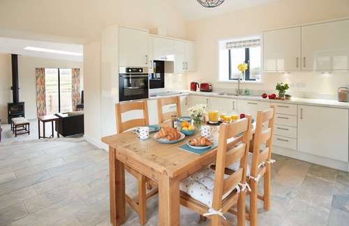 Eaton Mascott Cabaña | Evenwood Byre - a beautiful property that sleeps 4 guests in 2 bedrooms