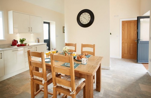 Eaton Mascott Cabaña | Evenwood Byre - a beautiful property that sleeps 4 guests in 2 bedrooms