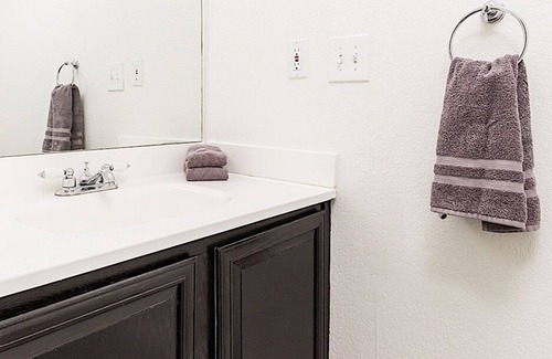 Covey Casa | Everett Street Retreat ~ Backyard Paradise Resort Style Setting 4BR Heated Pool