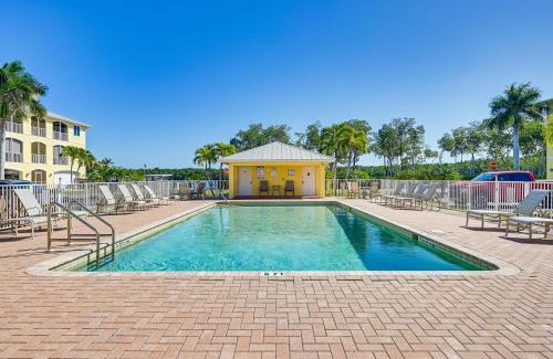 Everglades City Apartamento | Everglades City Condo with Porch Steps to Water!