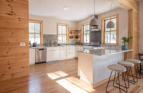 Accord Casa | Evergreen Cabin · Modern & Woodsy: Fireplace, WFH, Family-Friendly!