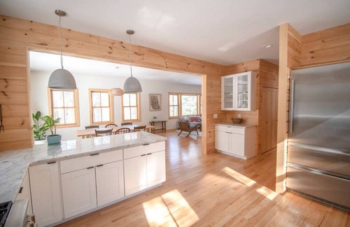Accord Casa | Evergreen Cabin · Modern & Woodsy: Fireplace, WFH, Family-Friendly!