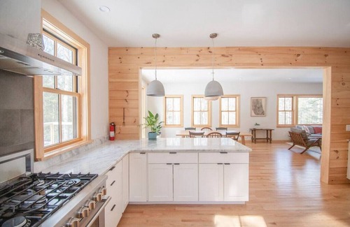 Accord Casa | Evergreen Cabin · Modern & Woodsy: Fireplace, WFH, Family-Friendly!
