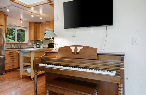 Sudden Valley Cabina | Evergreen Cabin- serene getaway close to mountain biking, hiking & skiing