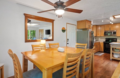 Sudden Valley Cabina | Evergreen Cabin- serene getaway close to mountain biking, hiking & skiing